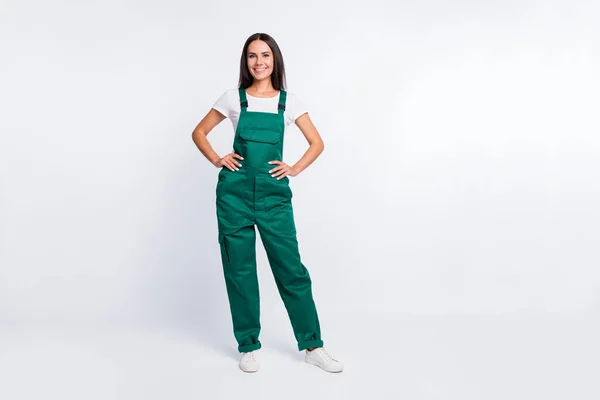 Foto de manos de señora bastante positivas caderas look cámara desgaste verde general aislado color blanco fondo — Foto de Stock