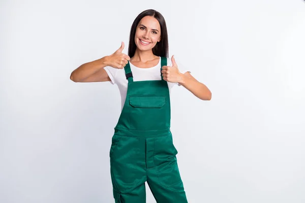 Foto di signora positiva sollevare due pollici verso l'alto guardare fotocamera sorriso lucido usura verde generale isolato sfondo di colore bianco — Foto Stock