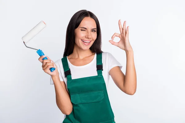 Foto de flerte senhora segurar pintor rolo show okey piscar de olho desgaste verde geral isolado cor branca fundo — Fotografia de Stock