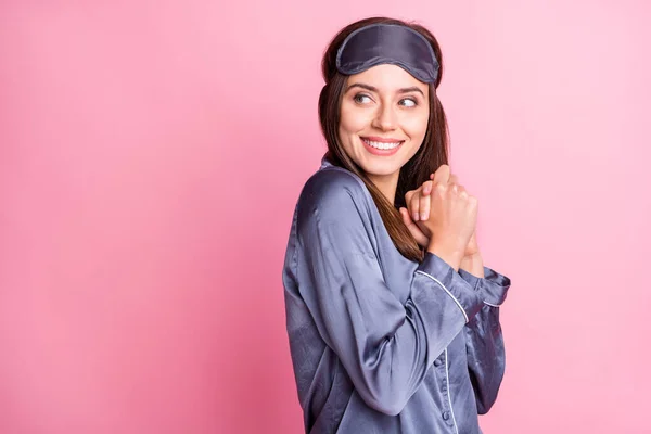 Foto ritratto donna guardando dietro indietro spazio vuoto tenendo le mani insieme isolato su sfondo rosa pastello — Foto Stock