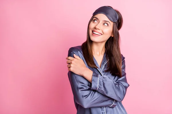 Foto de joven encantadora bonita sonriente alegre chica positiva abrazo a sí misma mirada copyspace aislado sobre fondo de color rosa — Foto de Stock