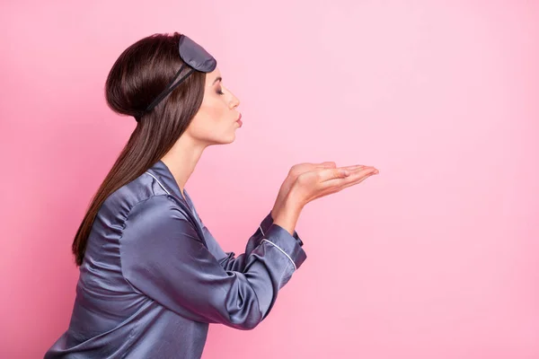 Foto retrato perfil lateral de la mujer besándose sosteniendo espacio en blanco en las manos aisladas sobre fondo de color rosa pastel —  Fotos de Stock