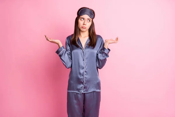 Foto retrato de niña triste encogiéndose de hombros levantando brazos aislados sobre fondo de color rosa pastel —  Fotos de Stock