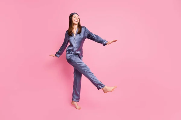 Foto retrato cuerpo completo vista de hermosa mujer bailando aislado sobre fondo de color rosa pastel — Foto de Stock