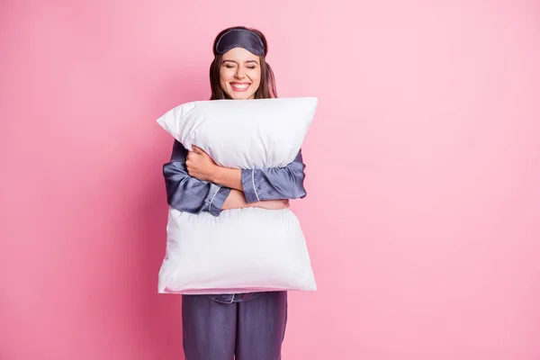 Foto portret van vrolijke vrouw knuffelen kussen met twee handen geïsoleerd op pastel roze gekleurde achtergrond — Stockfoto