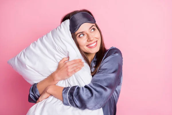 夢のような女性の写真は、パステルピンク色の背景に隔離された側に探して枕を抱きしめるの肖像画 — ストック写真