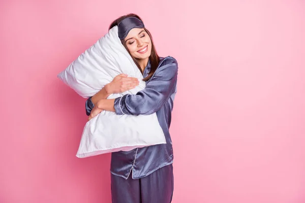 Zdjęcie portret wspaniałej dziewczyny przytulanie poduszki z zamkniętymi oczami izolowane na pastelowym różowym tle — Zdjęcie stockowe