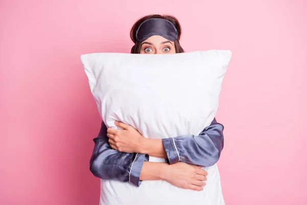 Foto portret van meisje knuffelen kussen verbergen geïsoleerd op pastel roze gekleurde achtergrond — Stockfoto