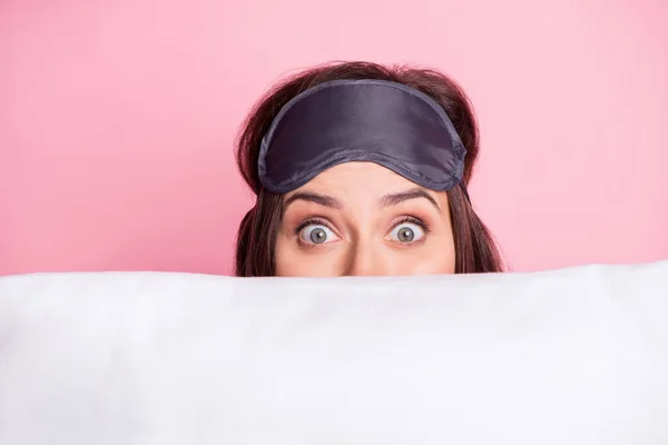 Foto retrato de chica asustada escondida detrás de la almohada aislada sobre fondo de color rosa pastel — Foto de Stock