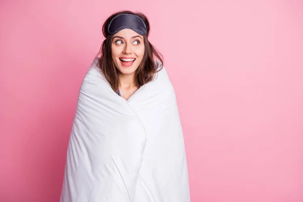 Photo portrait of cute girl wrapped in blanket looking at blank space isolated on pastel pink colored background — Stock Photo, Image