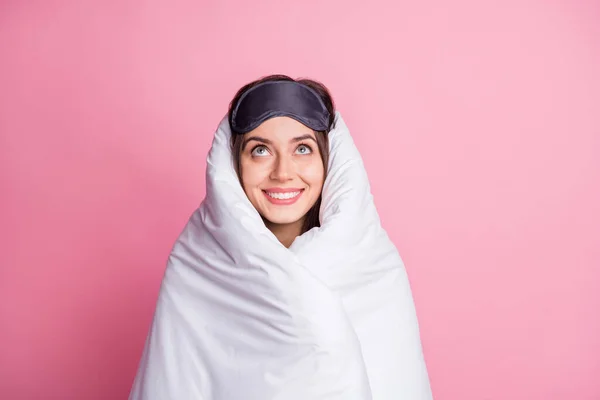 Foto ritratto di donna avvolto in coperta cercando isolato su sfondo rosa pastello — Foto Stock