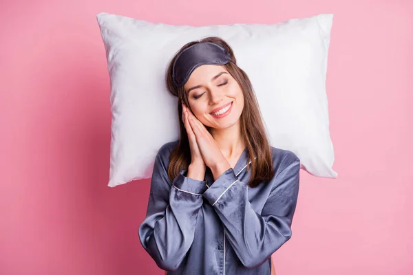 Foto portret top boven hoge hoek uitzicht van de vrouw slapen op kussen geïsoleerd op pastel roze gekleurde achtergrond — Stockfoto