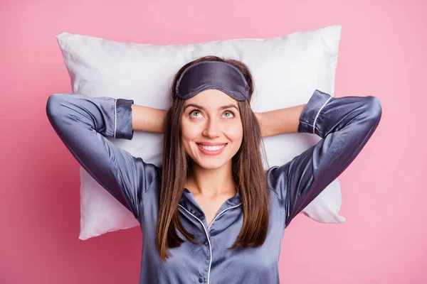 Foto portret van schattig meisje dragen blauwe pyjama dromen glimlachen op wit kussen geïsoleerd op pastel roze kleur achtergrond — Stockfoto