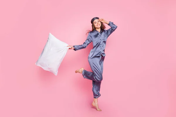 フル長さ体サイズ写真の女の子でベッドウェアキープ枕目覚めで午前中孤立でパステルピンク色の背景 — ストック写真