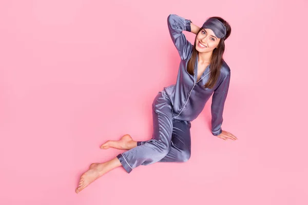 Comprimento total foto retrato superior acima de ângulo alto vista de menina bonito sentado no chão isolado no fundo de cor rosa pastel — Fotografia de Stock