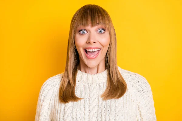 Foto de persona sorprendida boca abierta sonrisa mirando fijamente cámara desgaste suéter aislado sobre fondo de color brillante — Foto de Stock