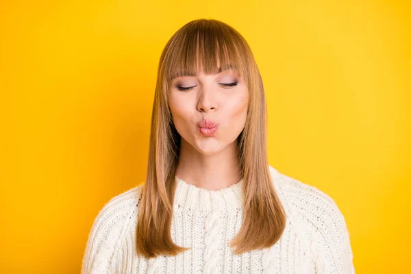 Portret van een schattige positieve dame gesloten ogen kus lippen dragen pullover geïsoleerd op fel gele kleur achtergrond — Stockfoto