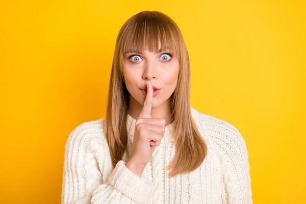 Retrato de encantadora señora dedo que cubre los labios de la boca no dicen desgaste jersey aislado sobre fondo de color amarillo — Foto de Stock