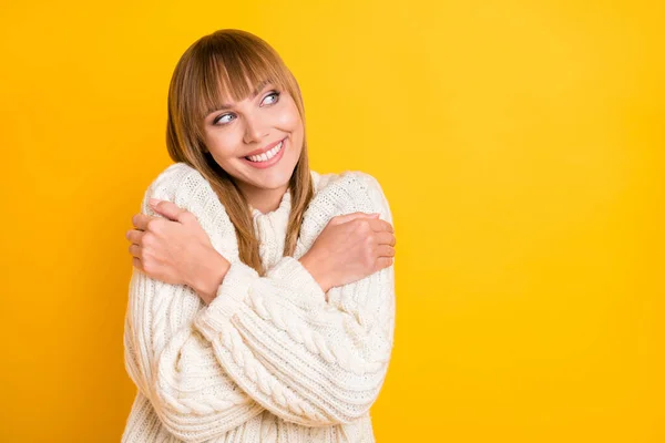 Φωτογραφία από ελκυστικό πρόσωπο αγκαλιάζει τους ώμους toothy χαμόγελο ματιά κενό χώρο φορούν πουλόβερ που απομονώνονται σε κίτρινο χρώμα φόντο — Φωτογραφία Αρχείου