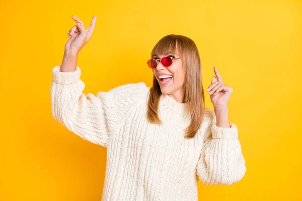 Ritratto di allegra signora danza sguardo vuoto spazio usura maglia pullover isolato su sfondo di colore giallo — Foto Stock