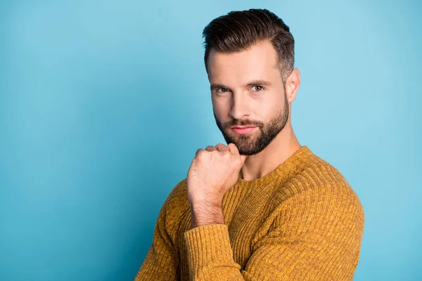 Retrato de un joven hombre guapo y confiado de mente reflexiva que piensa sostener la barbilla de la mano aislada sobre un fondo de color azul — Foto de Stock