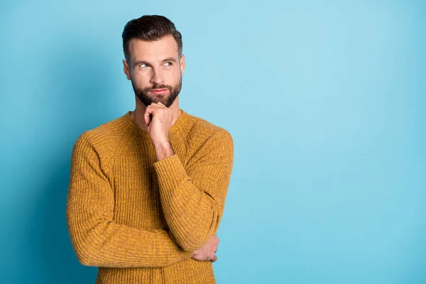 Foto di giovane attraente bel pensiero uomo guardare copyspace tenere la mano mento isolato su sfondo di colore blu — Foto Stock