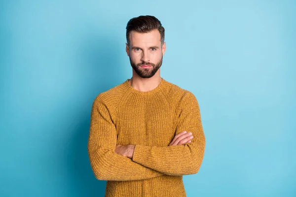 Portrait von attraktiven virilen ernsten Kerl trägt warmen Pullover gefalteten Armen isoliert über leuchtend blauen Farbhintergrund — Stockfoto