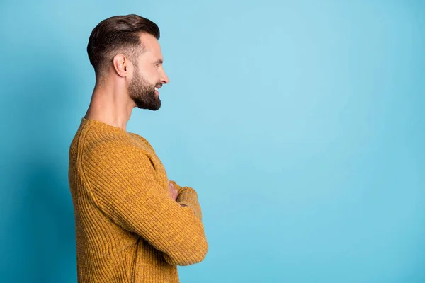 Profiel kant foto van jonge knappe aantrekkelijke positieve zelfverzekerde man met gekruiste handen geïsoleerd op blauwe kleur achtergrond — Stockfoto