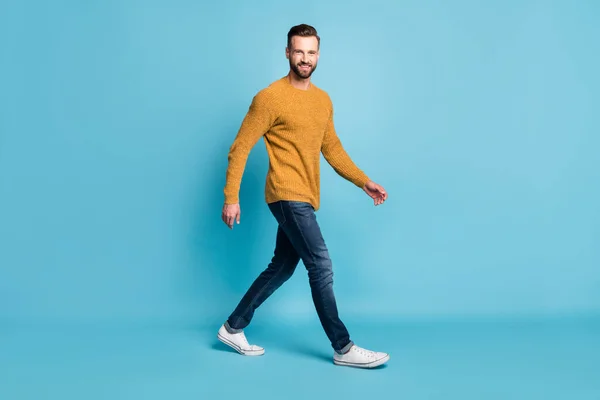 Full length μέγεθος του σώματος άποψη ελκυστική χαρούμενη χαρούμενος τύπος φορώντας casual περπάτημα απομονωμένο πάνω από φωτεινό μπλε χρώμα φόντο — Φωτογραφία Αρχείου
