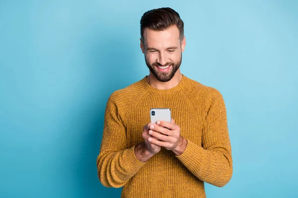 Photo de jeune heureux sourire positif joyeux homme beau en utilisant smartphone isolé sur fond de couleur bleue — Photo