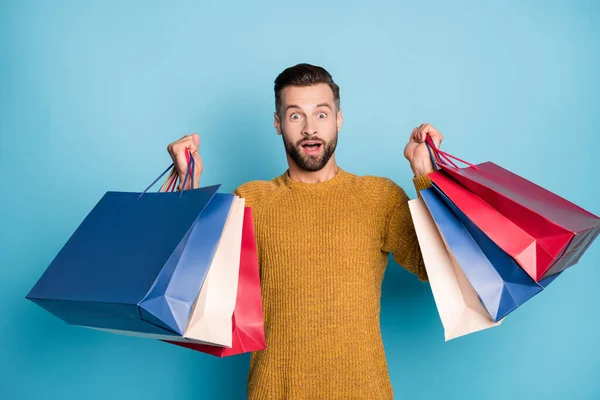 Foto de joven feliz emocionado hombre guapo asombrado ve gran venta disocunt aislado sobre fondo de color azul — Foto de Stock