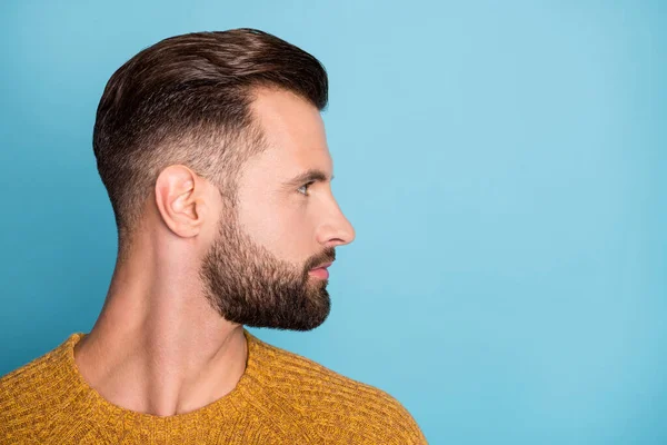 Foto del lado del perfil del joven atractivo hombre serio atractivo que mira copyspace aislado en el fondo de color azul — Foto de Stock