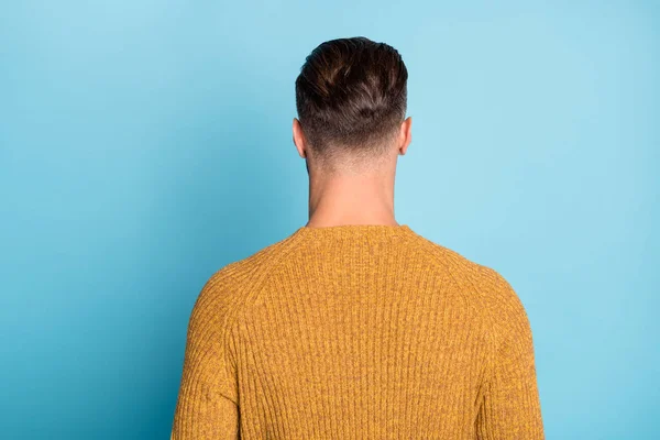 Ângulo traseiro vista foto do jovem homem bonito usar camisola de malha com penteado sedoso ideal isolado no fundo de cor azul — Fotografia de Stock
