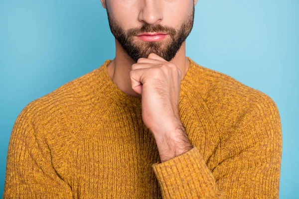 Zugeschnittenes Foto von jungen hübschen attraktiven ernsthaften Mann denken halten Hand auf Kinn isoliert auf blauem Hintergrund — Stockfoto