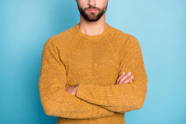 밝은 청색 배경에 고립된 팔에 뜨개 질을 한 따뜻 한 스웨터를 입고 있는 멋진 작업복을 입고 있는 사람의 모습 — 스톡 사진