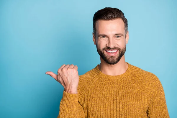 Foto de joven feliz sonriente positivo alegre guapo hombre punto pulgar en copyspace aislado sobre fondo de color azul — Foto de Stock