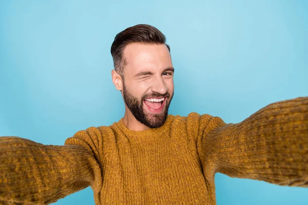 Foto de joven feliz sonriente positivo alegre guapo hombre tomar selfie ojo guiño aislado sobre fondo de color azul — Foto de Stock