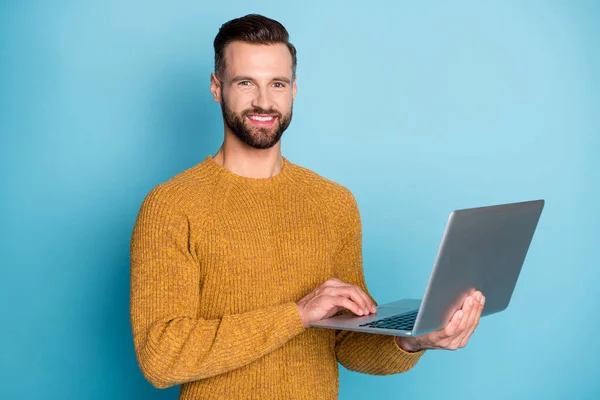 Portré szép vonzó vidám fickó alkalmazott tartja a kezét a laptop elszigetelt fényes kék háttér — Stock Fotó