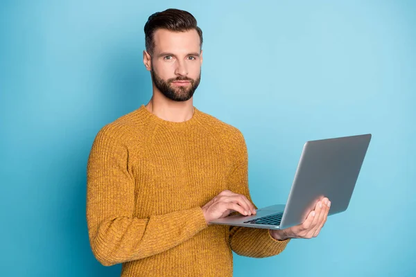Portrait de beau gars de contenu sérieux attrayant tenant dans les mains en utilisant un copywriter ordinateur portable isolé sur fond de couleur bleu vif — Photo