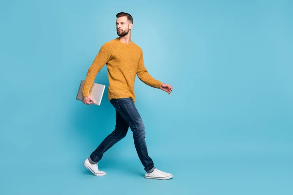 Volledige lengte lichaam grootte uitzicht van aantrekkelijke man werkgever gaan kantoor dragen laptop geïsoleerd over helder blauw kleur achtergrond — Stockfoto