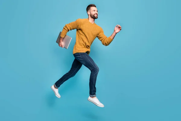 Volledige lichaamsomvang uitzicht van mooie vrolijke gemotiveerde man springen uitvoeren laptop geïsoleerd op felblauwe kleur achtergrond — Stockfoto