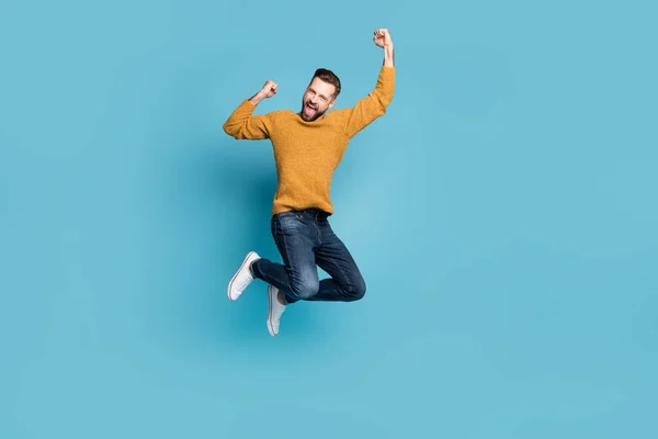 Comprimento total do corpo tamanho vista de cara alegre agradável saltando regozijando-se tendo divertido grande notícia isolada no fundo de cor azul brilhante — Fotografia de Stock