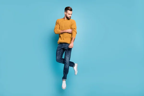 Volledige lengte lichaam grootte uitzicht van mooie aantrekkelijke man springen dragen casual fixatie mouw geïsoleerd op helder blauwe kleur achtergrond — Stockfoto