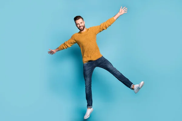 Ganzkörpergröße Ansicht der schönen attraktiven fröhlichen Kerl springen wie Stern Spaß isoliert auf hellblauem Hintergrund — Stockfoto
