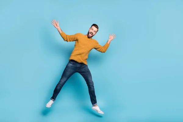 Ganzkörpergröße Ansicht von attraktiven fröhlich unbeschwerten Kerl springen Narren Spaß isoliert auf hellblauem Hintergrund — Stockfoto