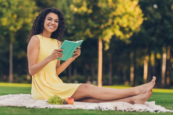 Adatlap oldal nézet portré szép okos vidám lány ül kockás olvasás könyv hobbi időtöltés a parkban szabadban — Stock Fotó