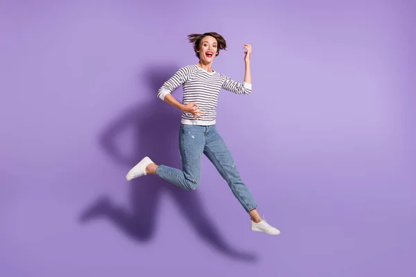 Foto de longitud completa de la señora bonita brillante vestida ropa casual saltar mostrando signo okey aislado color púrpura fondo — Foto de Stock