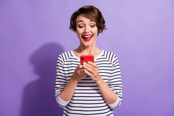Foto de otimista muito curto penteado menina conversando telefone desgaste pulôver branco isolado sobre fundo cor violeta — Fotografia de Stock