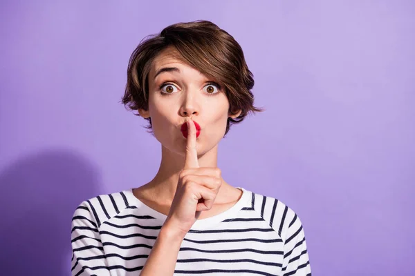 Retrato de linda chica peinado corto poner los labios índice dedo desgaste jersey blanco aislado sobre fondo de color violeta — Foto de Stock