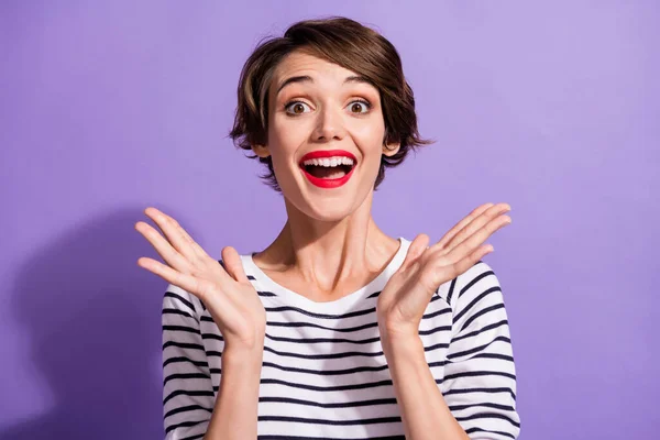 Retrato de impressionado muito curto morena penteado menina braços desgaste despojado pulôver isolado no fundo cor violeta — Fotografia de Stock